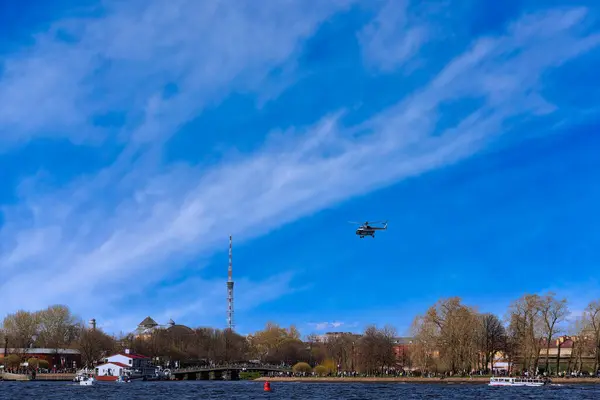 De helikopter vertrekt tegen de achtergrond van wolken en blauwe lucht — Stockfoto
