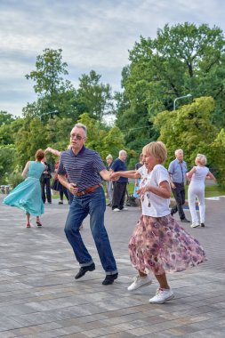 St. Petersburg şehir parkında dans eden yaşlılar