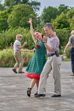 Şehir parkında dans eden çiftler, Petersburg Yazı