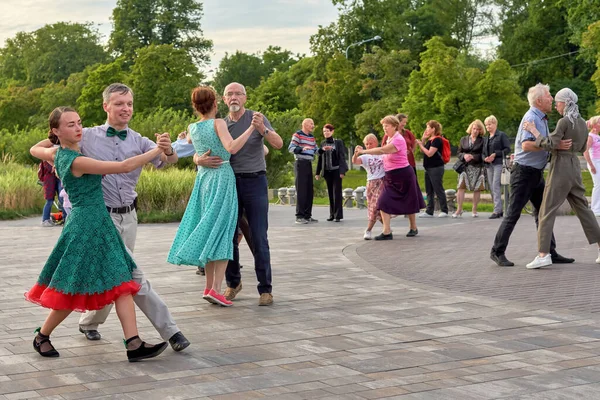 Stadsborna dansar i sommarparken — Stockfoto