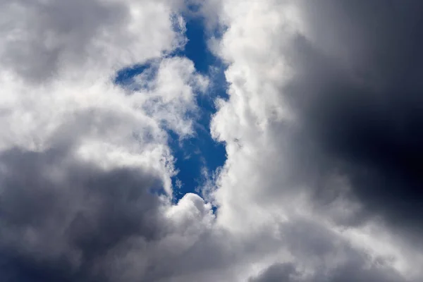 Хмарні хмари перед грозою з прожектором до блакитного неба — стокове фото