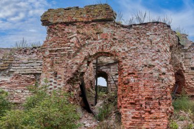 Oreshek Kalesi 'nin bölgesindeki yıkılmış tuğla bina, kırmızı tuğla kalıntılar.