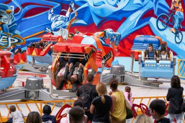 İnsanlar St. Petersburg 'daki şehir parkında geziyorlar.