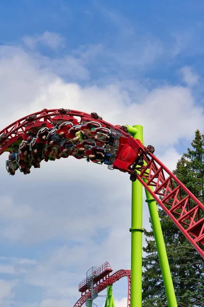 People ride attractions in the city park in St. Petersburg — Stock Photo, Image