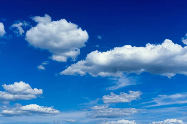 Mavi gökyüzü arka planında beyaz kümülüs bulutları, doğal fenomen — Stok fotoğraf