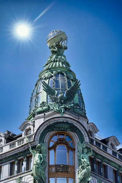 Vue des détails architecturaux du célèbre Singer House Building à Saint-Pétersbourg — Photo