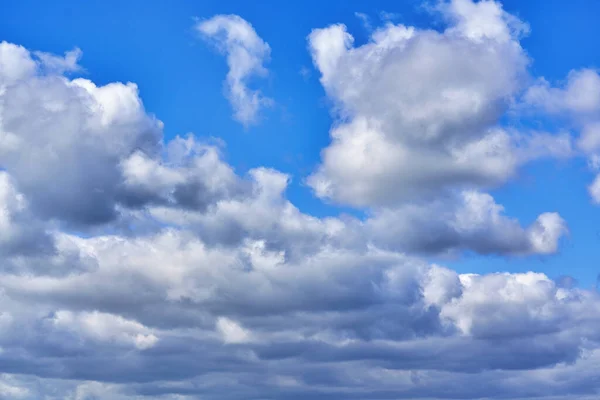 푸른 하늘 배경에 있는 흰 뭉게구름, 자연 현상 — 스톡 사진