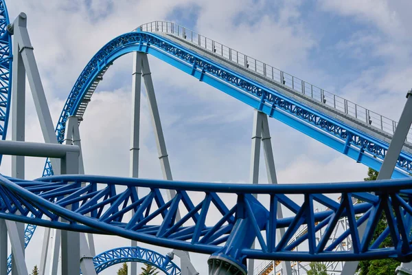 La gente monta atracciones en el parque de San Petersburgo Imágenes De Stock Sin Royalties Gratis