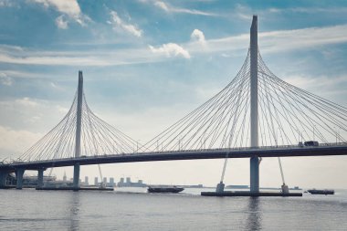 St. Petersburg 'daki Petrovsky çim yolunun üzerindeki kablo destekli köprü
