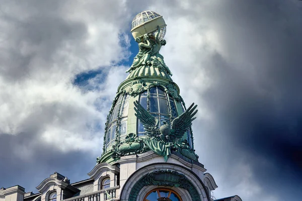 Vista de detalhes arquitetônicos do famoso Singer House Building em São Petersburgo — Fotografia de Stock