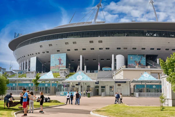 People walk near Zenit Stadium during Euro 2020 championship in St. Petersburg — Stock Photo, Image