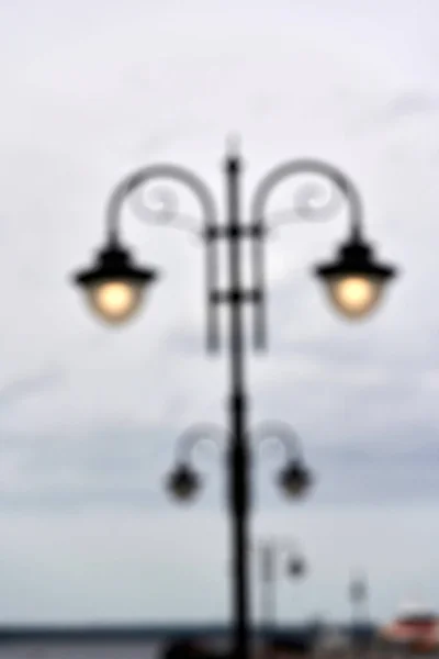 Egy Utcai Lámpa Elmosódott Sziluettje Egy Utalvánnyal Ragyogó Lámpás Városi — Stock Fotó