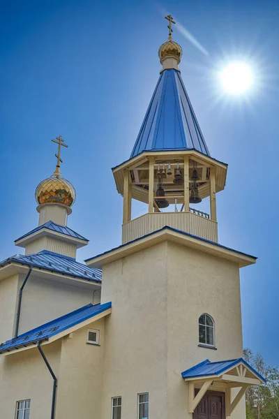 Фрагмент Колокольни Христианской Церкви Голубой Крышей Колокольня Церкви Против Неба — стоковое фото