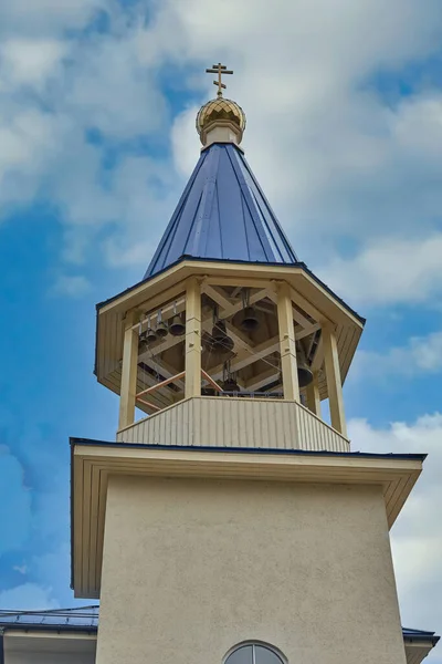 Fragment Zvonice Křesťanského Kostela Modrou Střechou Kostelní Zvonice Proti Obloze — Stock fotografie