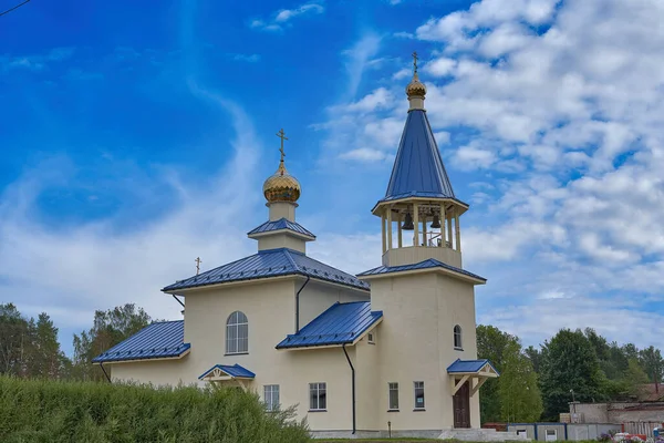 Utsikt Över Modern Kristen Kyrka Med Ett Blått Tak Kyrkan — Stockfoto