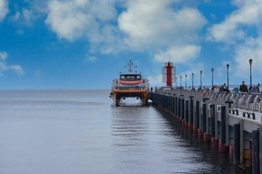 Katamaran yolcu feribotu rıhtıma demirli. Rahat deniz yolcusu taşımacılığı