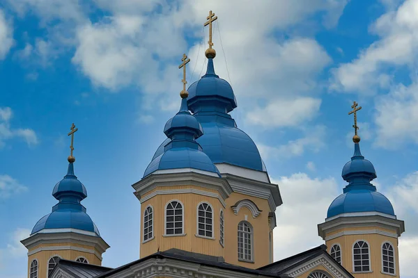 青い屋根のキリスト教会の鐘楼の断片 空に対する教会の鐘楼 — ストック写真