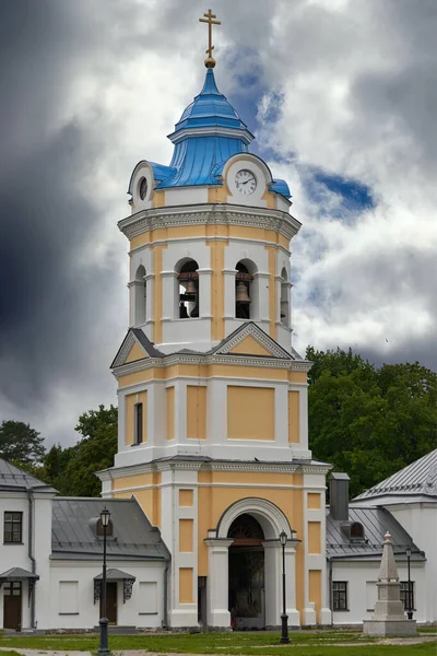 Utsikt Över Modern Kristen Kyrka Med Ett Blått Tak Kyrkan — Stockfoto