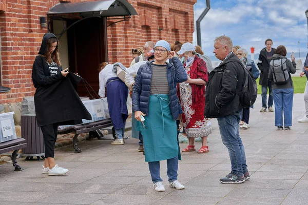 En grupp religiösa pilgrimer förbereder sig för att besöka Konevets kloster i Ryssland — Stockfoto