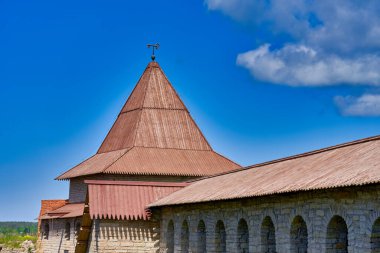 Gözetleme kulesi olan eski taş kale manzarası