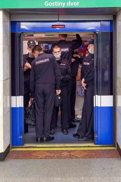 Un grupo de policías entra en un vagón subterráneo — Foto de Stock