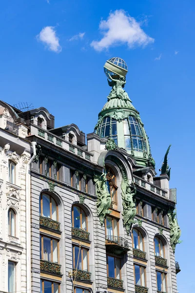 Widok szczegółów architektonicznych słynnego budynku Singer House w Sankt Petersburgu — Zdjęcie stockowe