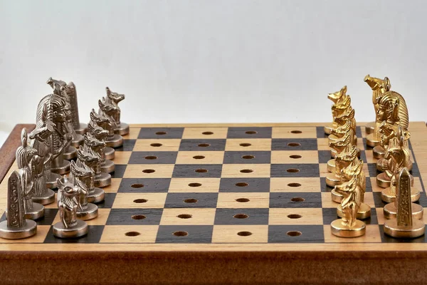 체스 말들은 게임 시작 전에 보드에 놓여져 있다 — 스톡 사진