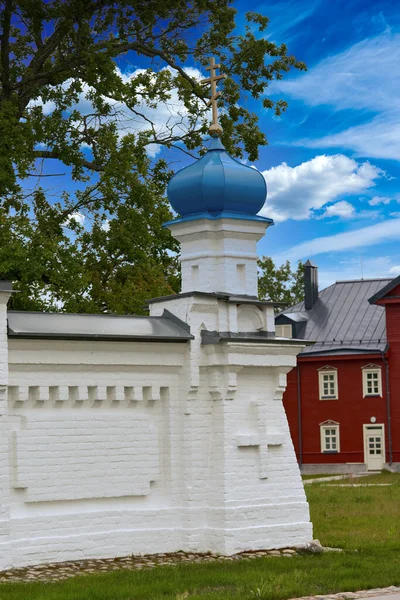 Egy Kék Tetős Keresztény Templom Harangtornyának Töredéke Templom Harangtorony Ellen — Stock Fotó