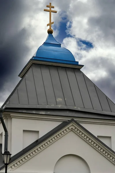 Fragment Zvonice Křesťanského Kostela Modrou Střechou Kostelní Zvonice Proti Obloze — Stock fotografie