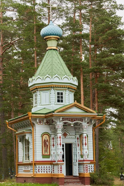 Pequeña Iglesia Ortodoxa Madera Sobre Fondo Árboles Forestales Iglesia Madera — Foto de Stock