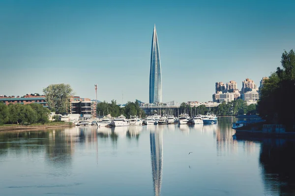 Skyscraper of Gazprom in St. Petersburg with fucking in the river against — Stockfoto