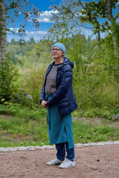Женщина Костюме Религиозного Паломника Ходит Лесной Дороге Портрет Паломника Лесной — стоковое фото