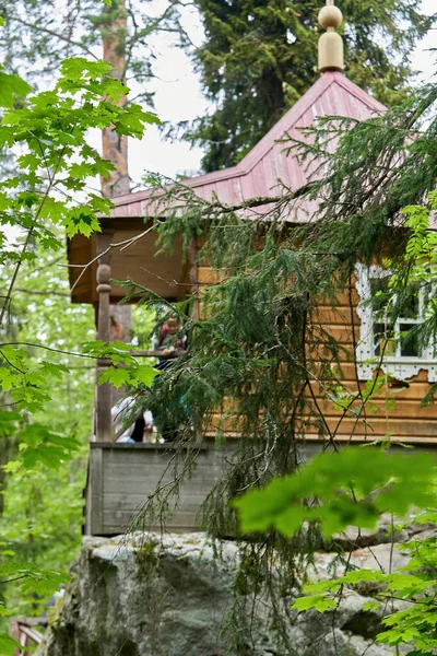 Pequeña Casa Madera Sobre Una Gran Piedra Bosque Vivienda Silvicultor — Foto de Stock