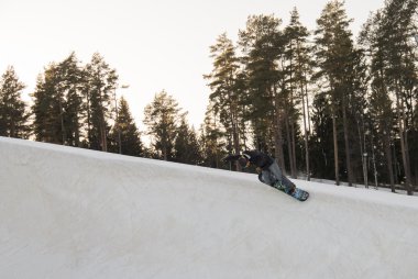 snowboard yaparken atlama