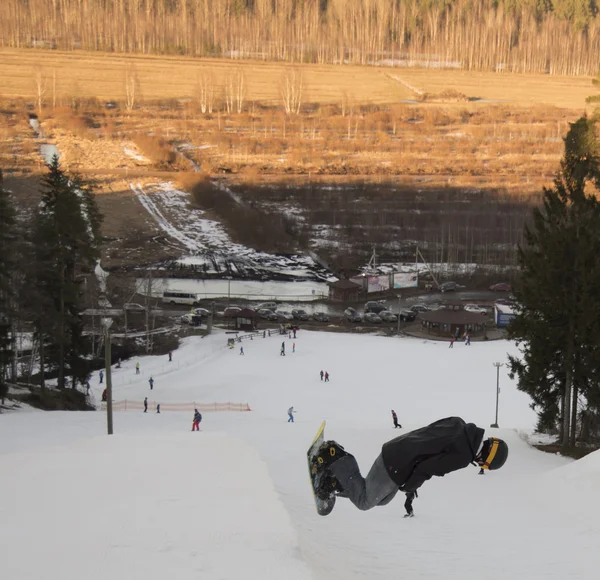 Saltar en una tabla de snowboard —  Fotos de Stock