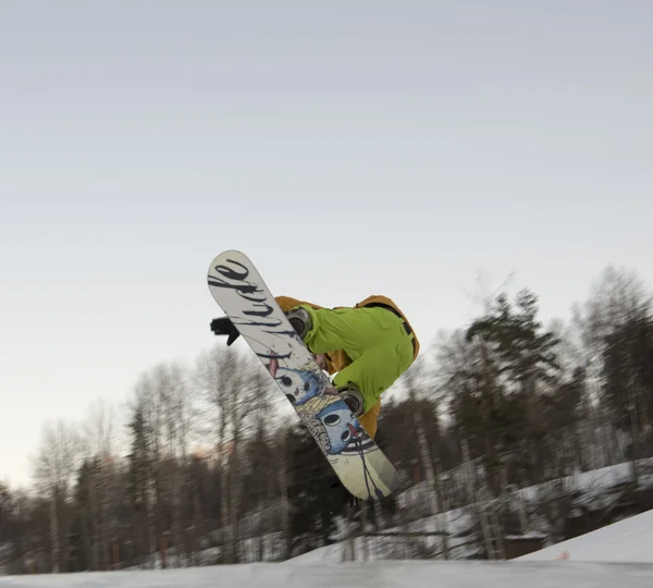 Стрибати на сноуборді — стокове фото