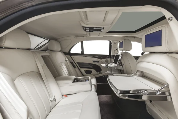 Interior de carro de luxo exclusivo. Assentos confortáveis brancos com multimídia isolados em fundo branco — Fotografia de Stock