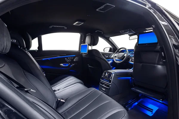 Luxo interior do carro preto com luz ambiente violeta — Fotografia de Stock