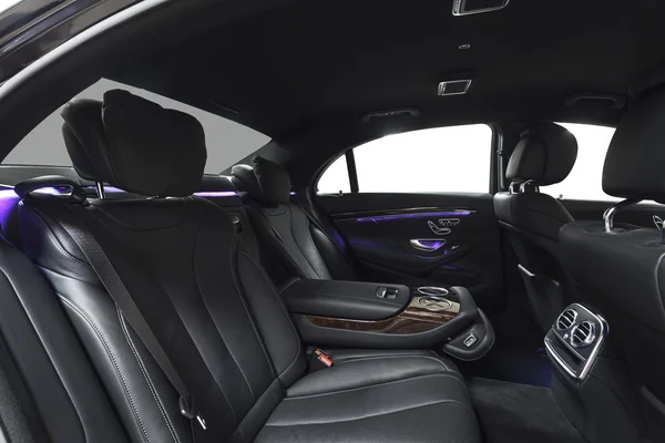 Luxo interior do carro preto com luz ambiente violeta — Fotografia de Stock