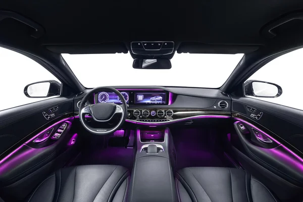 Luxo interior do carro preto com luz ambiente violeta — Fotografia de Stock