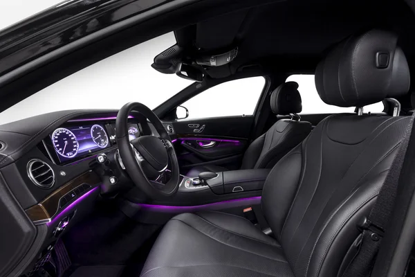 Intérieur de voiture luxe noir avec lumière ambiante violette — Photo