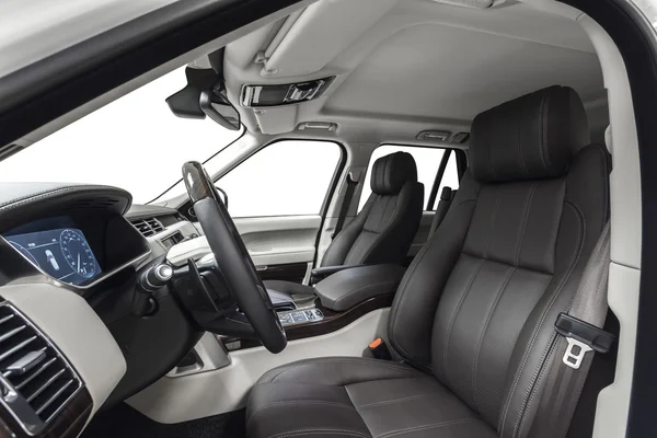 Intérieur de voiture siège marron de luxe et décoration en bois — Photo