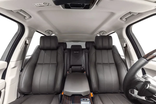 Intérieur de voiture siège marron de luxe et décoration en bois — Photo