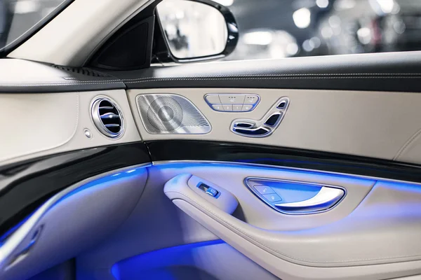 Interior del coche puerta de lujo con luz ambiente azul —  Fotos de Stock