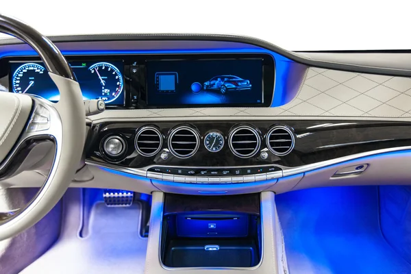 Painel de luxo interior do carro com luz ambiente azul — Fotografia de Stock