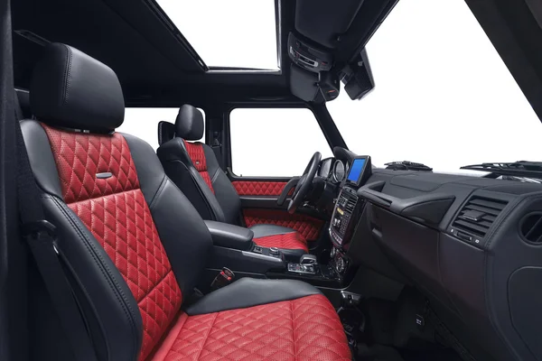 Intérieur de la voiture exclusive noir avec sièges rouges — Photo