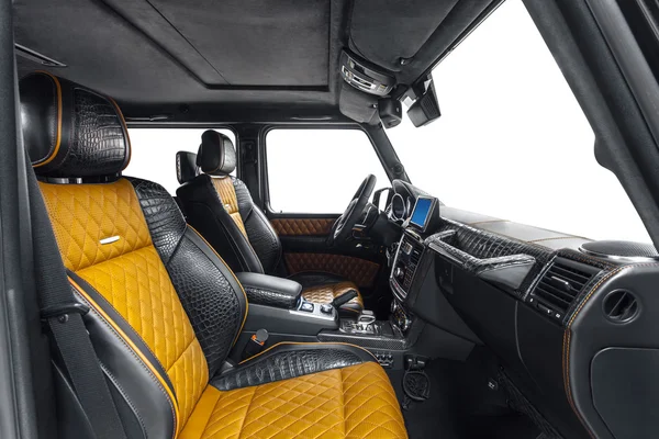 Autoinnenraum exklusive schwarze Krokodilleder und orangefarbene Sitze lizenzfreie Stockbilder