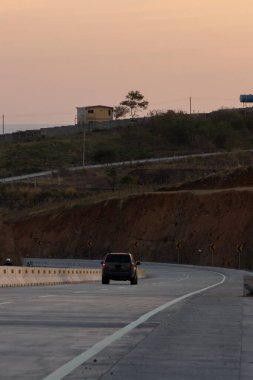 El Salvador 'da otoyol, San Salvador' da bir ev ve deniz manzarası.