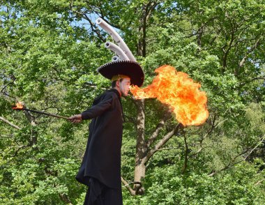Rusya. St. Petersburg - Haziran 4: Kimliği belirsiz erkek oyuncu - MIME yangında St - Petersburg, 4 Haziran 2016 Tiyatro Festivali ile oyunun performans sırasında.  