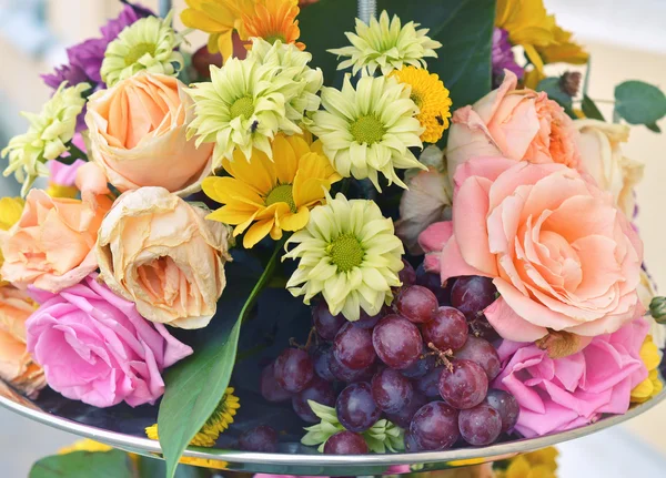 Kompozycja kwiat z winogron, róże i gerbery. — Zdjęcie stockowe